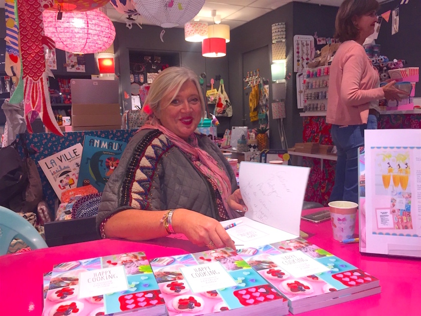 Charlotte Hedeman Gueniau en dédicace au magasin "Au Pays des Miniz" à Annecy Charlotte Hedeman Gueniau en dédicace au magasin "Au Pays des Miniz" à Annecy