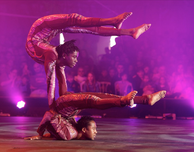 Légende Africaine, contorsion et équilibre, Duo Maasaï / Copyright Cirque Medrano Légende Africaine, contorsion et équilibre, Duo Maasaï / Copyright Cirque Medrano