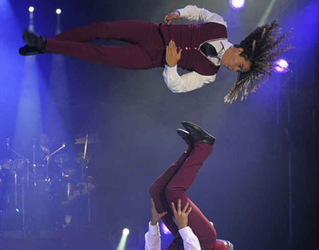 Légende indienne-Le mythe d'Icare, venu du Salvador, le duo Rodriguez / Copyright Cirque Medrano Légende indienne-Le mythe d'Icare, venu du Salvador, le duo Rodriguez / Copyright Cirque Medrano