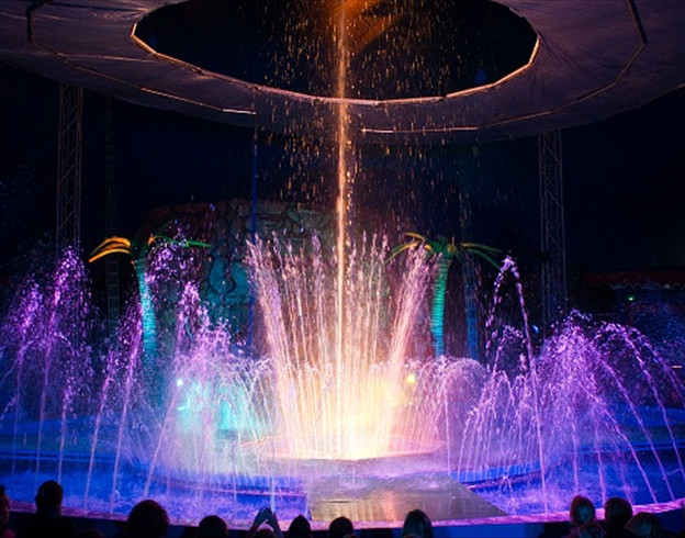 Les superbes Fontaines et jets d'eau / Copyright Le Grand Cirque Sur l'Eau Les superbes Fontaines et jets d'eau / Copyright Le Grand Cirque Sur l'Eau