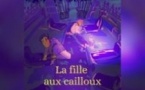 La fille aux cailloux