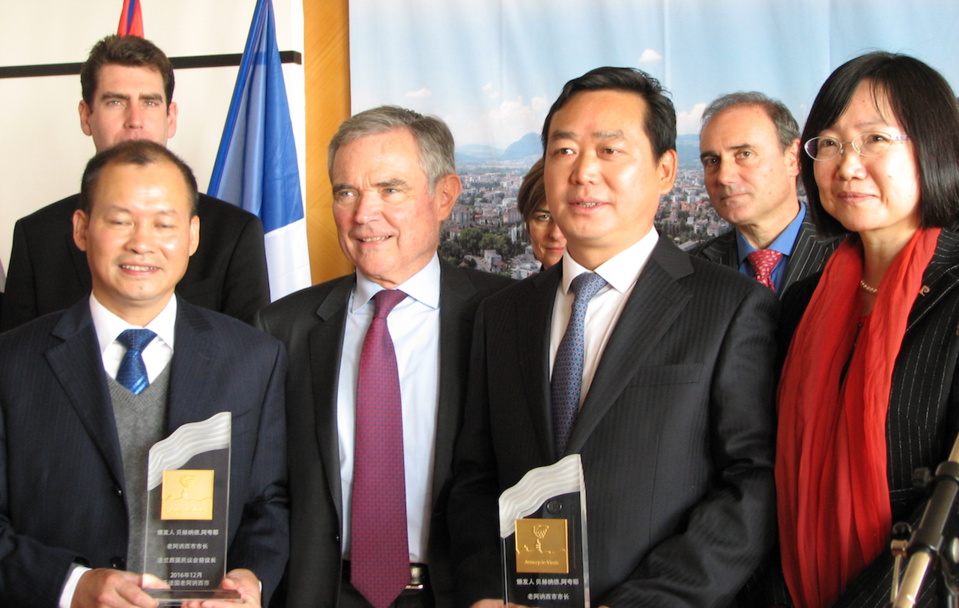 M. Bernard Accoyer, les responsables Chinois, dont Mme le Consul M. Bernard Accoyer, les responsables Chinois, dont Mme le Consul