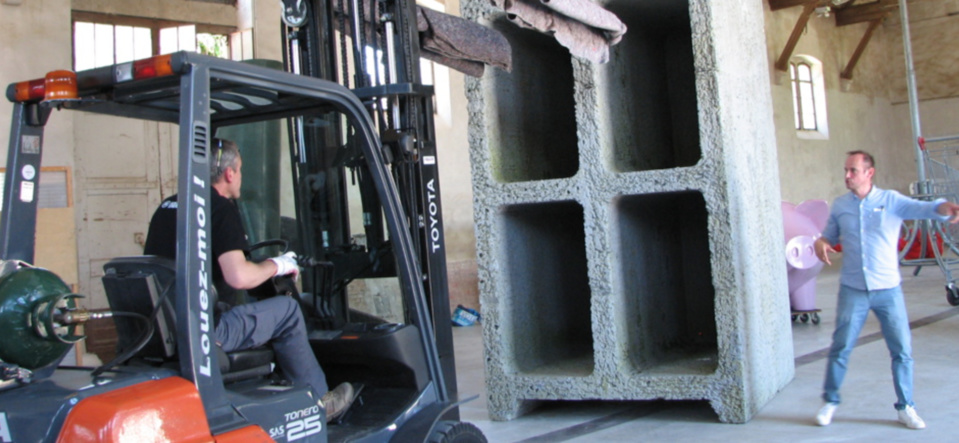 Lilian Bourgeat en pleine installation ©Paul Rassat Lilian Bourgeat en pleine installation ©Paul Rassat