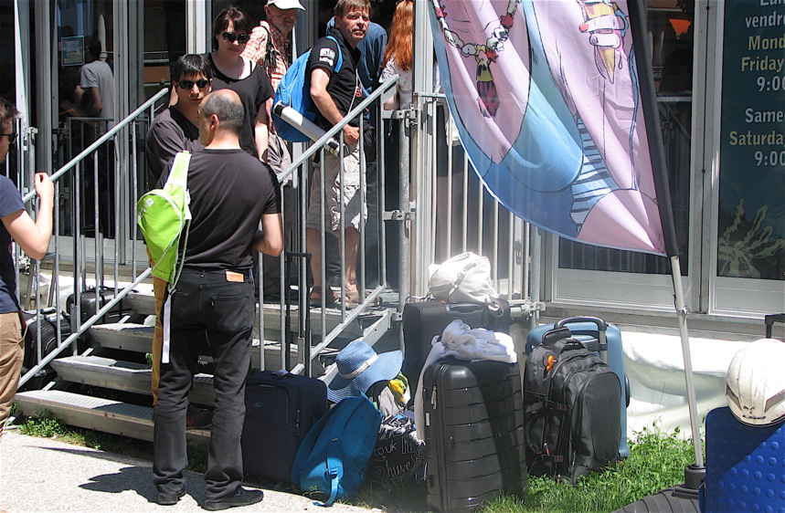 Indispensable: la valise à roulettes ! ©Paul Rassat Indispensable: la valise à roulettes ! ©Paul Rassat