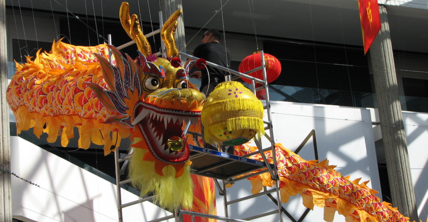 Installation du dragon à Bonlieu ©Paul Rassat Installation du dragon à Bonlieu ©Paul Rassat