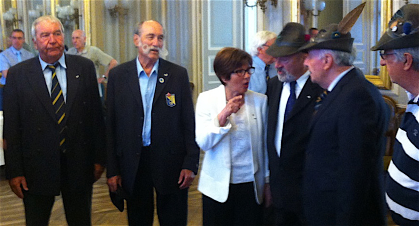 Mireille Brasier entourée des Chasseurs Alpins ©Paul Rassat Mireille Brasier entourée des Chasseurs Alpins ©Paul Rassat