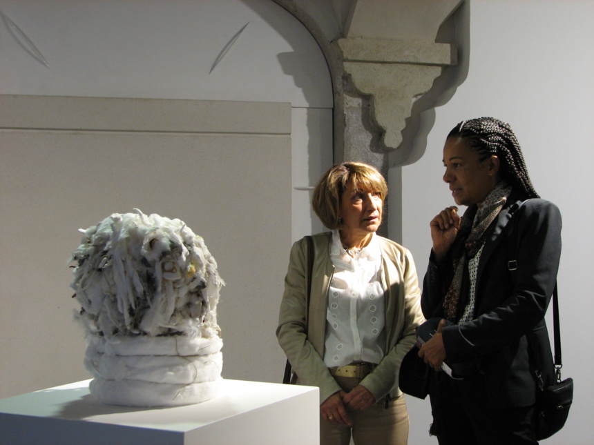 Myriam Mihindou (à droite) présentant l'une de ses œuvres