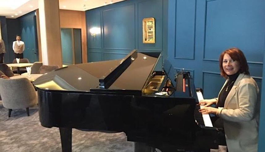 Au piano Chez Jean Sulpice. Auberge du Père Bise (mai 2017) Au piano Chez Jean Sulpice. Auberge du Père Bise (mai 2017)