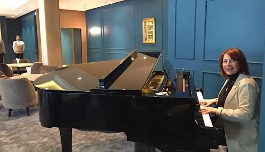 Au piano Chez Jean Sulpice. Auberge du Père Bise (mai 2017)