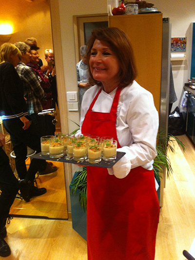 Christine Rassat présente les panna cotta au foie gras pour dégustation Christine Rassat présente les panna cotta au foie gras pour dégustation