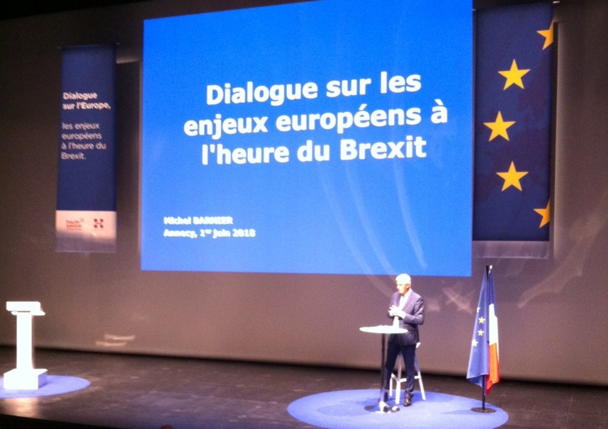 Salle comble et ovation pour Michel Barnier