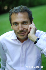 Laurent Gounelle. Photo de Zoé Gardeur pour les éditions Kero Laurent Gounelle. Photo de Zoé Gardeur pour les éditions Kero