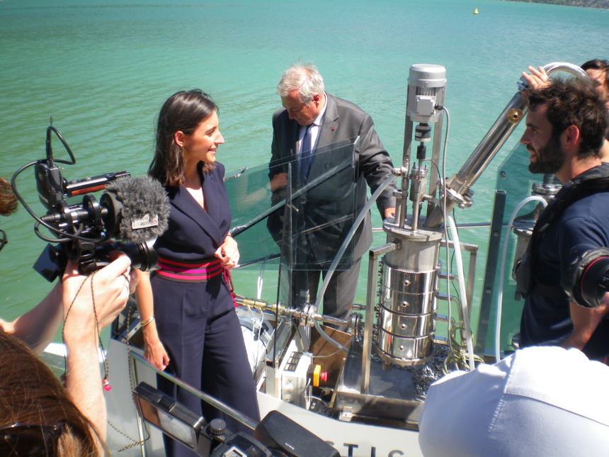 Mme Brune Poirson sur le bateau de la Plastic Odyssey avec le Préfet de Haute-Savoie