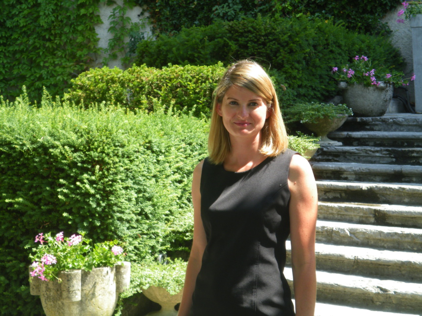 Mme Isabelle Chauvris devant l'Abbaye Mme Isabelle Chauvris devant l'Abbaye