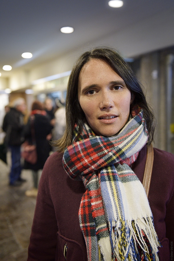 Photo de Jeanne Herry prise presque à la volée par Didier Devos devant les Nemours