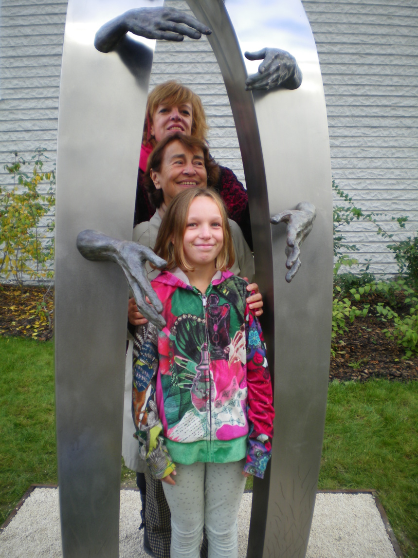 Entre Kymia et l'une de ses enfants,Suzanne Desbois, apparentée à Suzanne Noël Entre Kymia et l'une de ses enfants,Suzanne Desbois, apparentée à Suzanne Noël