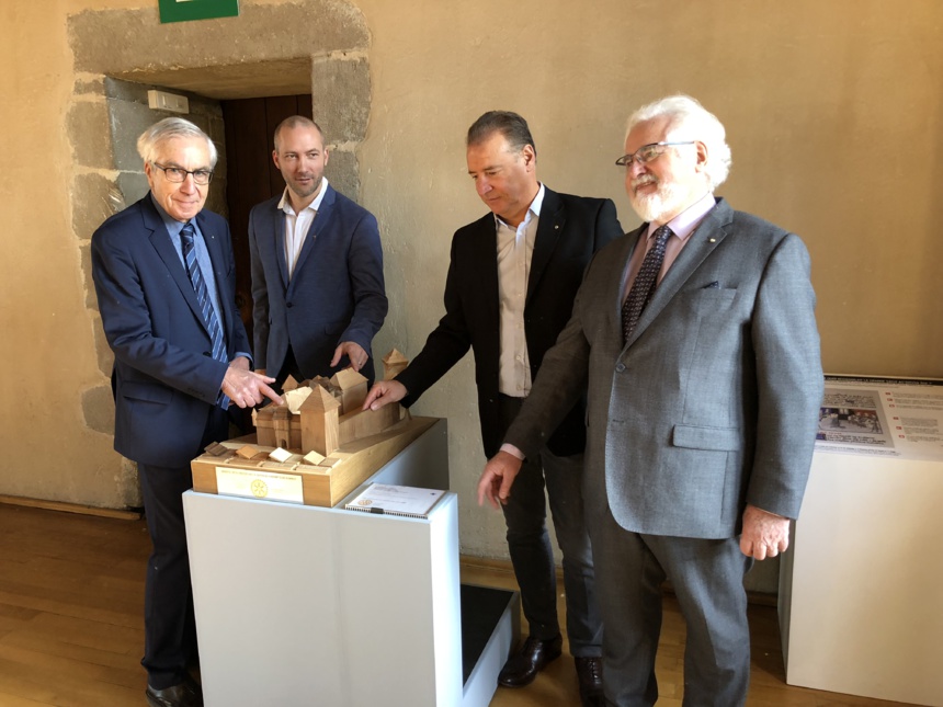 Les représentants des Rotary-clubs / Le château-musée d’Annecy sur le bout des doigts / Une maquette pour découvrir le monument avec tact ©Château d'Annecy