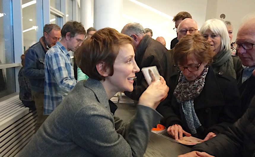 Stacey Kent dédicace son dernier album avec un mot agréable pour chacun ©Paul Rassat Stacey Kent dédicace son dernier album avec un mot agréable pour chacun ©Paul Rassat