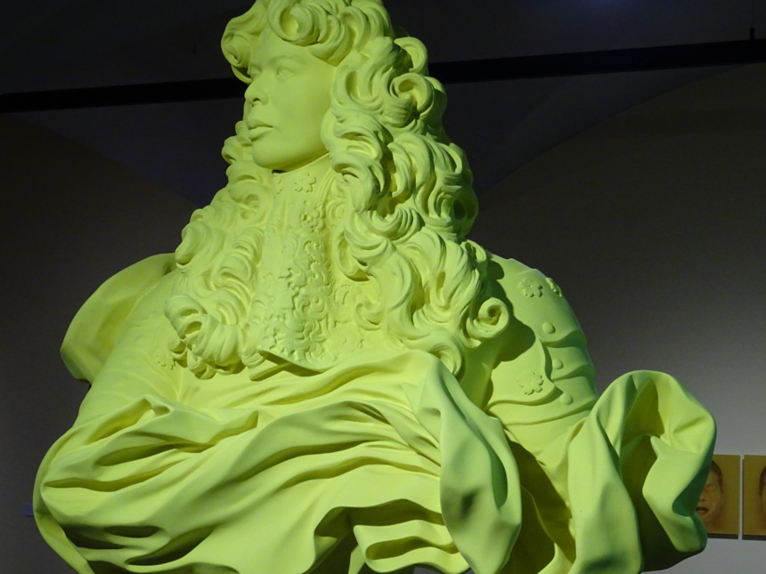 Autoportrait de l'artiste en Louis XIV du Bernin. Autoportrait de l'artiste en Louis XIV du Bernin.