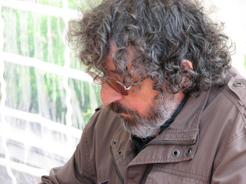 Jean-Marie Gourio en dédicace à la Fête du Livre de Talloires (toute l'eau du lac est en contre champ) Jean-Marie Gourio en dédicace à la Fête du Livre de Talloires (toute l'eau du lac est en contre champ)
