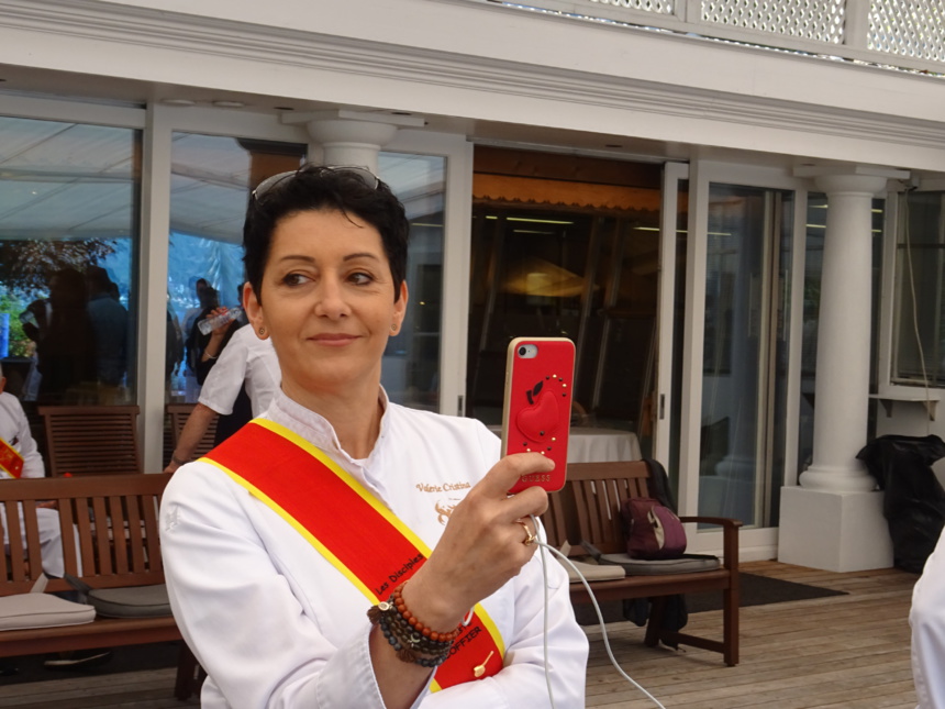 Valerie Cristina, venue de Lyon, couve du regard son apprenti. Valerie Cristina, venue de Lyon, couve du regard son apprenti.