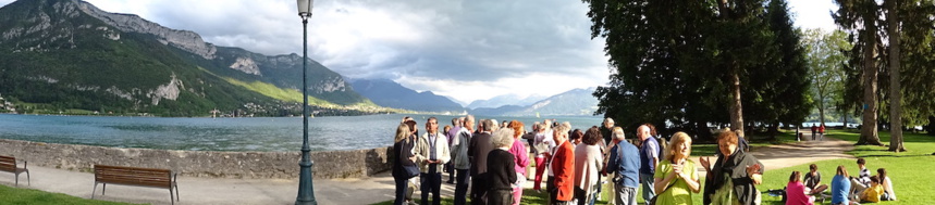 Un moment de détente partagé au bord du lac d'Annecy