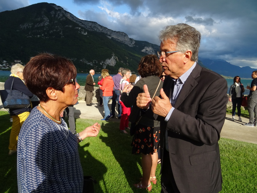 D'après le langage des signes,tout va bien entre Fioravante Rossi et Mireille Brasier