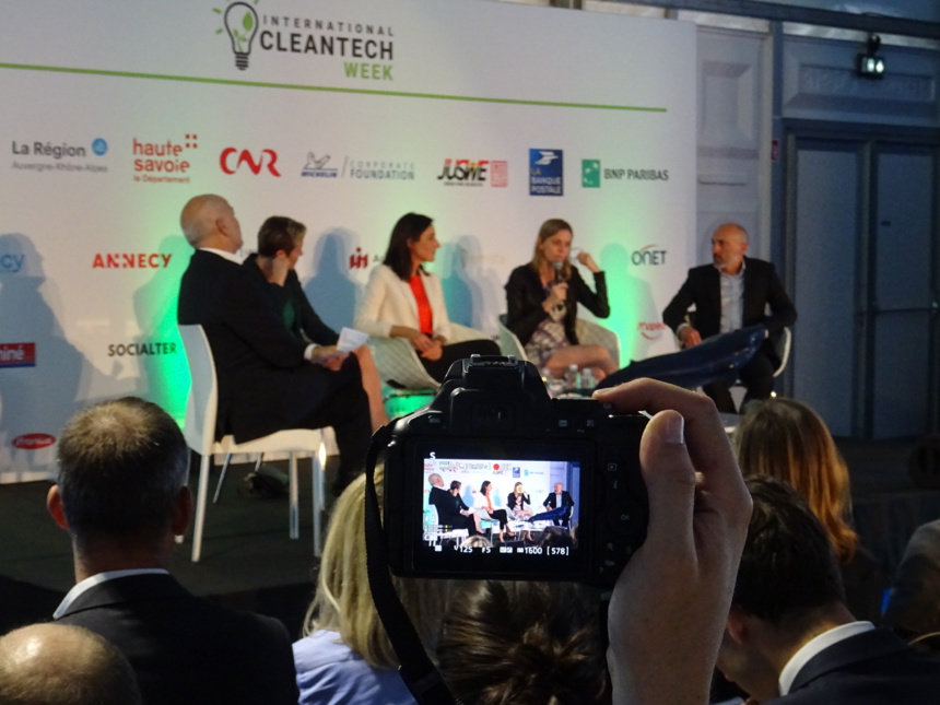 La table était ronde et les Secrétaires d'Etat La table était ronde et les Secrétaires d'Etat