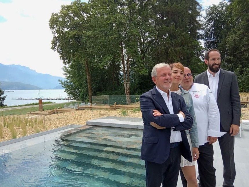 Jean-Claude Lavrel, Emilie Rollet, architecte, Stéphane Buron, chef 2*, Philippe Smekens, directeur accompagnant l'ouverture du Black Bass Jean-Claude Lavrel, Emilie Rollet, architecte, Stéphane Buron, chef 2*, Philippe Smekens, directeur accompagnant l'ouverture du Black Bass