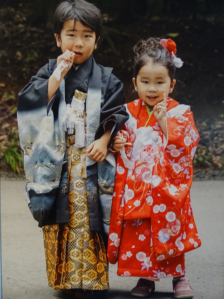 Le jeune garçon déguste un "chitose ame", sorte de sucre d'orge symbolisant une croissance saine