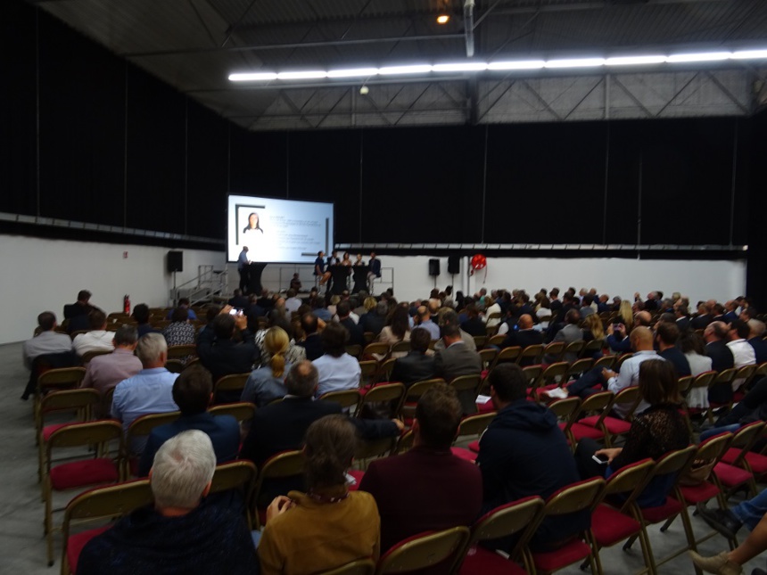 Table ronde et nombreux public