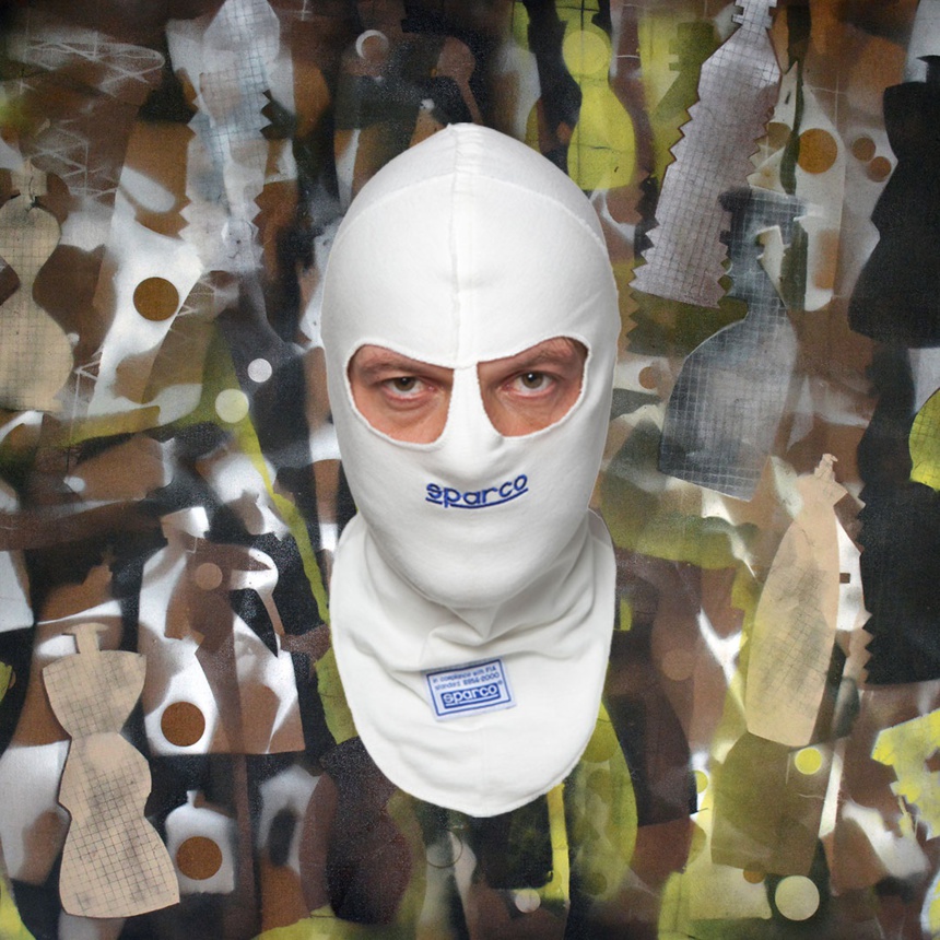 Xavier devant l'oeuvre de Jean-François Chevalier qui figurera sur la voiture Xavier devant l'oeuvre de Jean-François Chevalier qui figurera sur la voiture