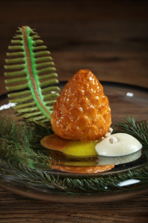 Pomme de pin à la manière d’un baba, imbibée au citron, coulis au sirop de sapin ©M. Cellard Pomme de pin à la manière d’un baba, imbibée au citron, coulis au sirop de sapin ©M. Cellard