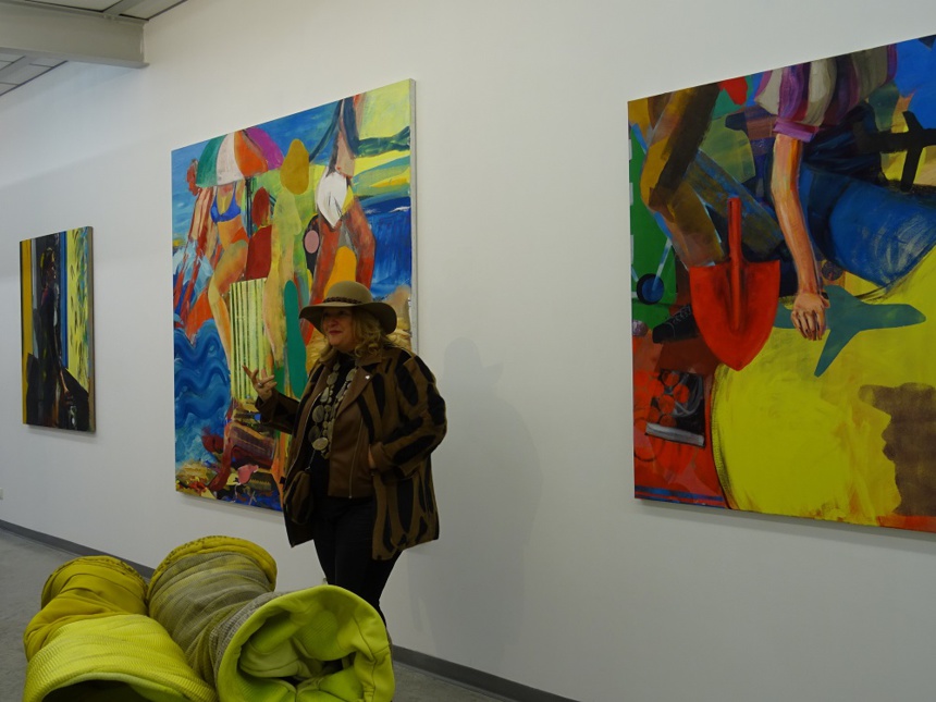 Françoise Besson.Oeuvres d'Awena Cozannet au 1° plan et de Daniel Clarke sur le mur Françoise Besson.Oeuvres d'Awena Cozannet au 1° plan et de Daniel Clarke sur le mur