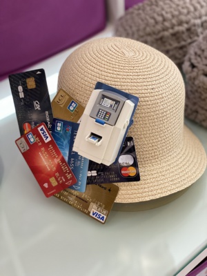 On accorde tout le crédit possible à cette banquière en devenir ©Paul Rassat On accorde tout le crédit possible à cette banquière en devenir ©Paul Rassat