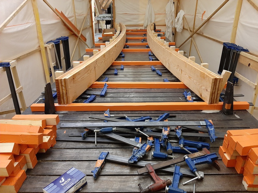 Les planches collées et mises en forme dans une pièce spécialement chauffée Les planches collées et mises en forme dans une pièce spécialement chauffée