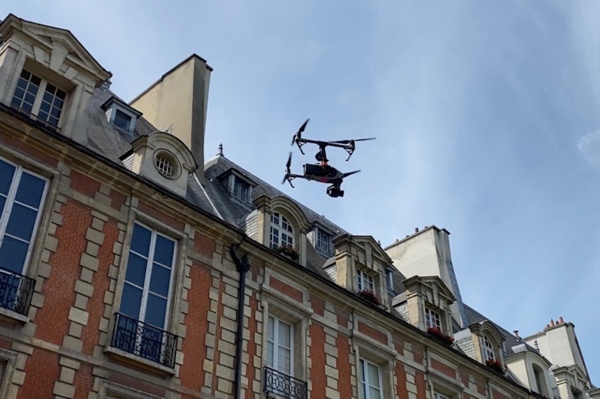 Le drone de Skydrone Film survolant la capitale ©DR