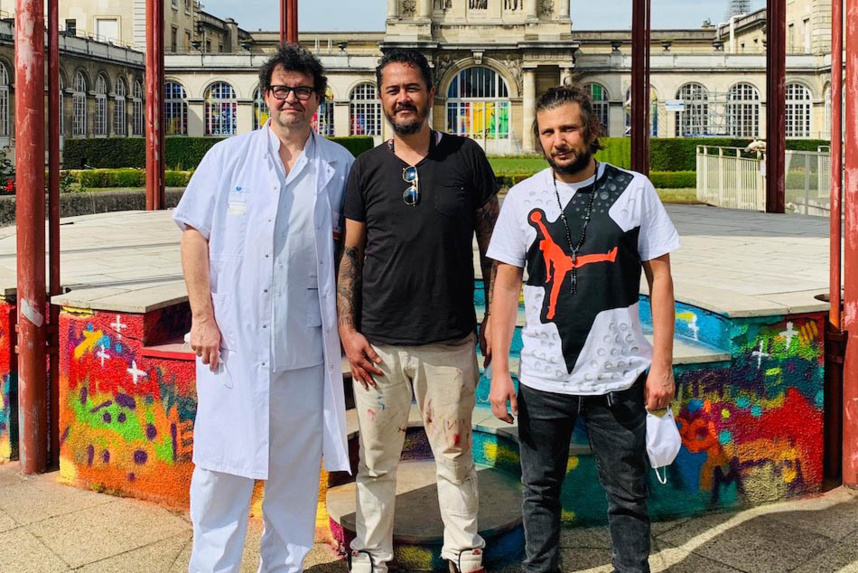 Le professeur Patrick Henry, Cyril Kongo et Cyril Bismuth devant l'hôpital Lariboisière ©DR Le professeur Patrick Henry, Cyril Kongo et Cyril Bismuth devant l'hôpital Lariboisière ©DR