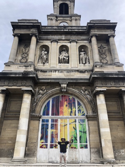 Cyril Kongo devant son oeuvre pour l'hôpital Laboisière ©DR Cyril Kongo devant son oeuvre pour l'hôpital Laboisière ©DR