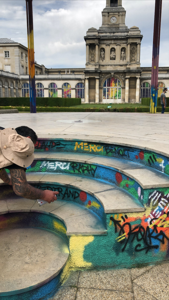 L'œuvre de Cyril Kongo à l'hôpital Lariboisiere rend hommage au personnel soignant ©DR