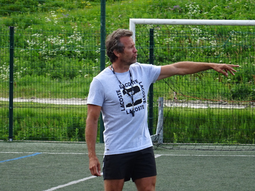 Fabien Galthié sur le terrain avec Les Étoiles du Sport à Tignes ©Paul Rassat