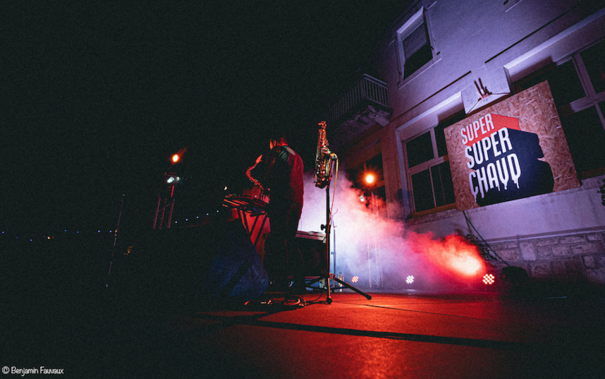 Human Pattern et son inséparable saxophone sur la scène de Super SuperChaud ©Benjamin Fauvaux