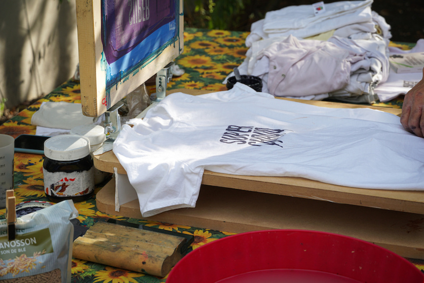 Atelier sérigraphie végétale pour l'événement Super SuperChaud ©Adriana Levet Atelier sérigraphie végétale pour l'événement Super SuperChaud ©Adriana Levet