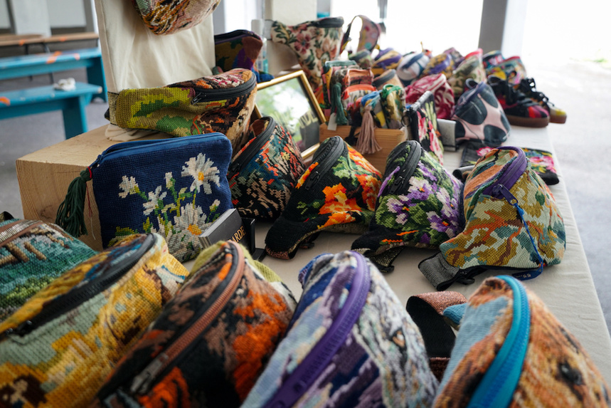 Le marché de créatrices au Super SuperChaud à l'ancienne école de Sous Aléry ©Adriana Levet Le marché de créatrices au Super SuperChaud à l'ancienne école de Sous Aléry ©Adriana Levet