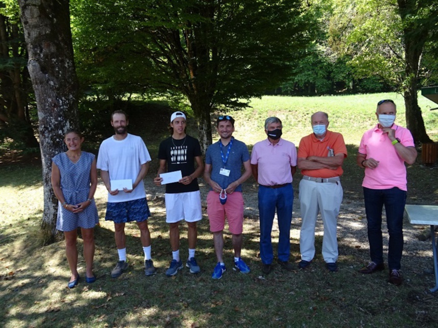 Emmanuelle Ducrot, présidente du Comité Tennis 74, Stéphane Robert, finaliste, Arthur Cazaux, vainqueur du tournoi, Cyril Duret, Président du Tennis Club des Marquisats, Michel Perraut, représentant de la Ligue ARA Tennis, élu événementiel, Bruno Vespres, Nicolas Krivobok, représentant la municipalité d'Annecy. ©Paul Rassat Emmanuelle Ducrot, présidente du Comité Tennis 74, Stéphane Robert, finaliste, Arthur Cazaux, vainqueur du tournoi, Cyril Duret, Président du Tennis Club des Marquisats, Michel Perraut, représentant de la Ligue ARA Tennis, élu événementiel, Bruno Vespres, Nicolas Krivobok, représentant la municipalité d'Annecy. ©Paul Rassat