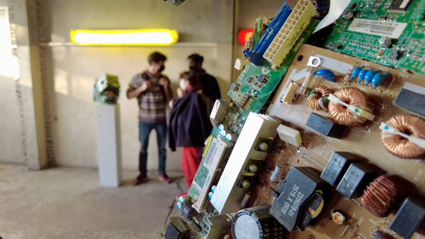 Yannos Majestikos, un artiste "branché" et engagé à l'ESAAA © Cloée Lecomte Yannos Majestikos, un artiste "branché" et engagé à l'ESAAA © Cloée Lecomte