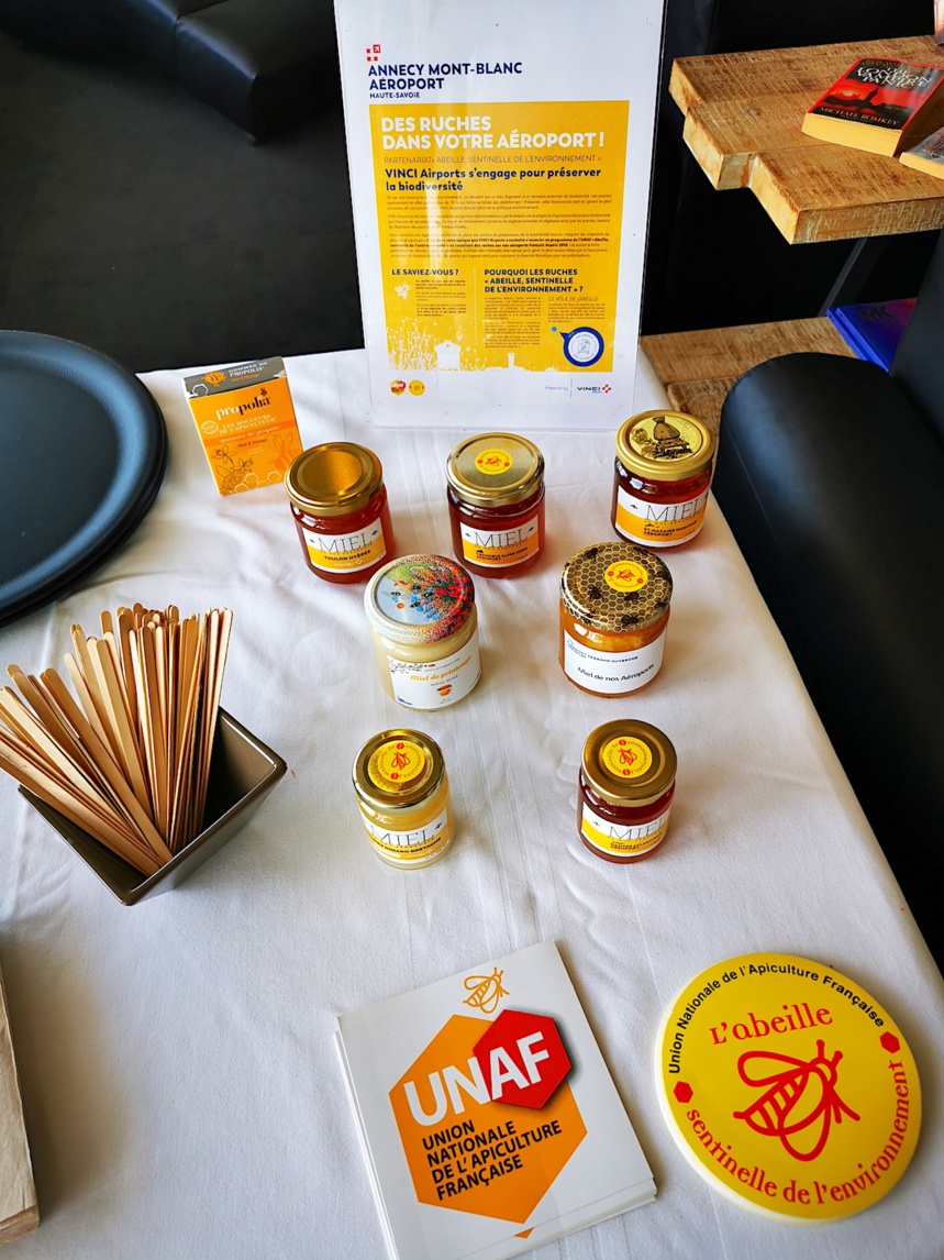 Les abeilles ont maintenant leur piste d'atterrissage à l’aéroport Annecy ! Les abeilles ont maintenant leur piste d'atterrissage à l’aéroport Annecy !