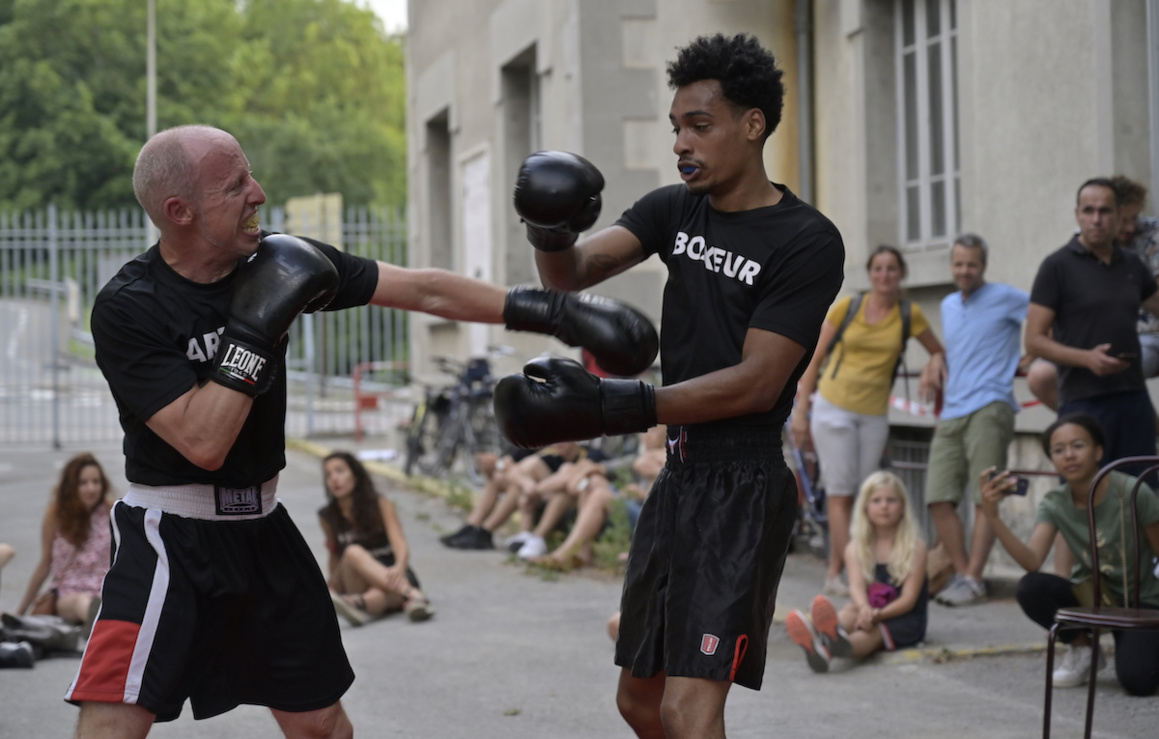 Performance de Florent Lamouroux "Noble art versus art noble "©Béatrice Calfiéri Performance de Florent Lamouroux "Noble art versus art noble "©Béatrice Calfiéri