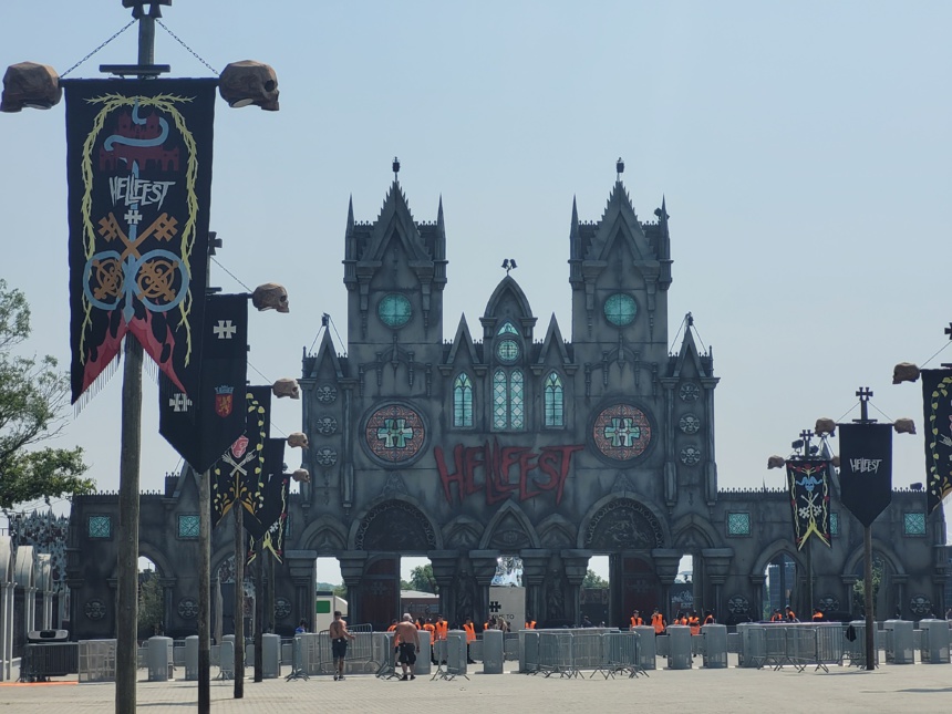 Le calme avant la tempête : la cathédrale du Hellfest le mercredi soir © Zack Seminet