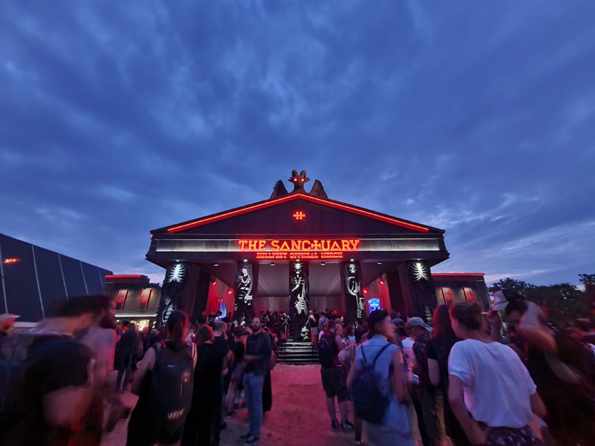 Le Merch officiel du Hellfest, le Sanctuary © Zack Seminet